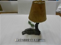 藏品(半裸女扛燈臺灣造型燈座)的圖片