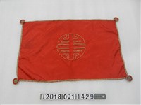 藏品(彩珠裝飾紅色掛布)的圖片