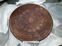 藏品(木製牛車輪刻原住民桌)的圖片