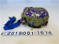 藏品(蝴蝶雞神仙藍色飄帶厝脊帽)的圖片