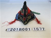 藏品(人物紋飾單飄帶厝脊帽)的圖片