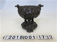 藏品(不規則鼎形狀黑色小火爐)的圖片