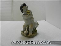 藏品(陶瓷孩童與鵝裝飾品)的圖片