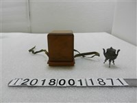 藏品(銀製鼎與木頭展示櫃)的圖片