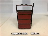 藏品(黑色筷子紅色手提四方型飯盒)的圖片