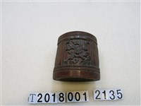 藏品(木製平埔族花草紋圓柱筆筒)的圖片