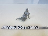 藏品(金屬裸女側坐裝飾)的圖片