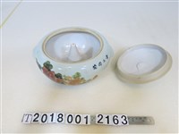 藏品(陶瓷製花紋白鍋)的圖片