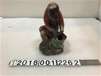 藏品(陶製坐姿拿袋中物猿猴)的圖片