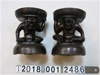 藏品(木製憨番扛物造型燭臺)的圖片