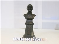藏品(金屬製民族救星蔣公方底雕像)的圖片