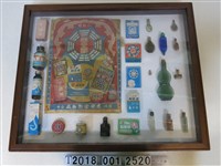 藏品(應安堂與八卦牌藥品包裝組含展示櫃)的圖片
