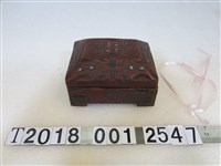藏品(木製原住民紅漆漆器化妝方盒含錦盒)的圖片