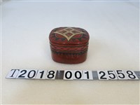 藏品(紅色幾何圖紋漆器方蓋盒)的圖片