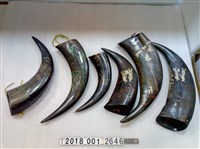 藏品(常民生活圖案牛角造型掛飾組)的圖片