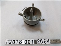 藏品(三耳吊掛式油燈)的圖片