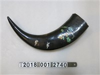 藏品(鳥樹木圖樣牛角掛飾)的圖片