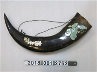 藏品(花朵紋飾牛角掛飾)的圖片