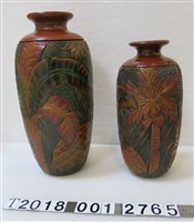 藏品(椰子樹鳳梨紋飾漆器花瓶組)的圖片