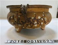 藏品(陶製鑲崁梅花褐色香爐)的圖片