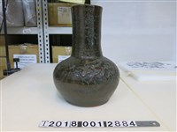 藏品(陶製銘？工廠長頸花瓶)的圖片