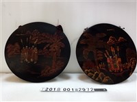藏品(蓬萊塗黑底磨顯日月潭杵歌紋圓形漆器掛飾)的圖片