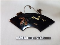 藏品(黑漆鑲臺灣蝴蝶蘭紋扇形掛飾)的圖片
