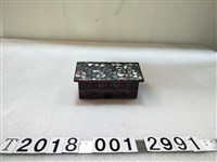 藏品(黑底鑲貝殼動物紋漆器盒)的圖片