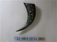 藏品(木製臺灣喇叭花圖樣牛角掛飾)的圖片