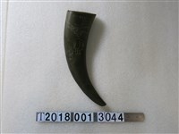 藏品(木製日月潭記念農村風光牛角掛飾)的圖片