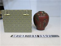 藏品(紅色原住民意象幾何圖紋圓形漆器花瓶)的圖片