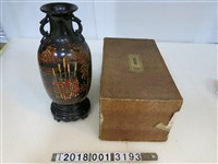 藏品(南海商行黑色日月潭杵歌龍形雙耳圓形漆器花瓶)的圖片