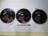 藏品(黑色臺灣蝴蝶蘭圓形漆器掛飾)的圖片