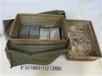 藏品(綠色藤編布包藥包箱)的圖片