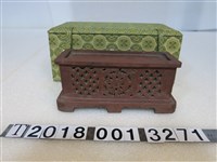 藏品(陶製褐色雕花平台薦盒)的圖片