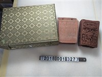 藏品(陶製福祿壽全天下大平英文香筒與雕花香筒)的圖片