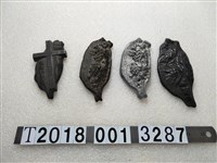 藏品(金屬製1865年至1965年臺灣宣教百週年與臺灣地形造型紀念品組)的圖片