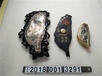 藏品(金屬製展公毓信臨別紀念與西螺莊義成醬園贈臺灣造型紀念品及山水圖樣臺灣造型置物盒)的圖片