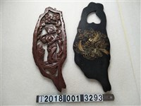 藏品(木製農婦透雕臺灣造型紀念品與金龍圖樣臺灣造型紀念品)的圖片