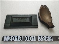 藏品(金屬製1960年日本郵船株式會社玉山丸就航紀念品與臺灣造型菸灰缸)的圖片