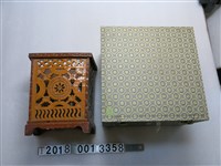 藏品(陶製咖啡色簍空菊花香筒)的圖片