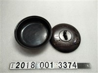 藏品(臺灣神社深褐色漆器盒)的圖片