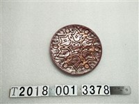 藏品(木製幾何圖形雕刻漆器圓盤)的圖片