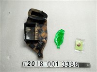 藏品(塑膠製格紋臺灣造型紀念品與2004年陳水扁總統嘉義市競選總部綠色臺灣造型紀念品與臺灣省教育會贈百年樹人紀念胸針)的圖片