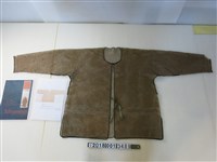 藏品(日治時期蘆葦管編鏤空有袖衣)的圖片