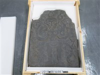 藏品(原住民三人臉圖樣石雕)的圖片