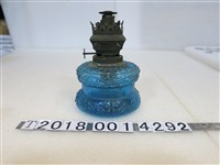 藏品(玻璃製藍色油燈)的圖片