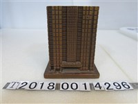 藏品(亞洲信託建築物造型紀念存錢筒)的圖片