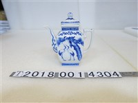 藏品(雙鶴紋飾杯底不能飼金魚刻字茶壺)的圖片