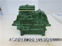 藏品(綠色稻穀機造型茶刻字紀念瓶)的圖片